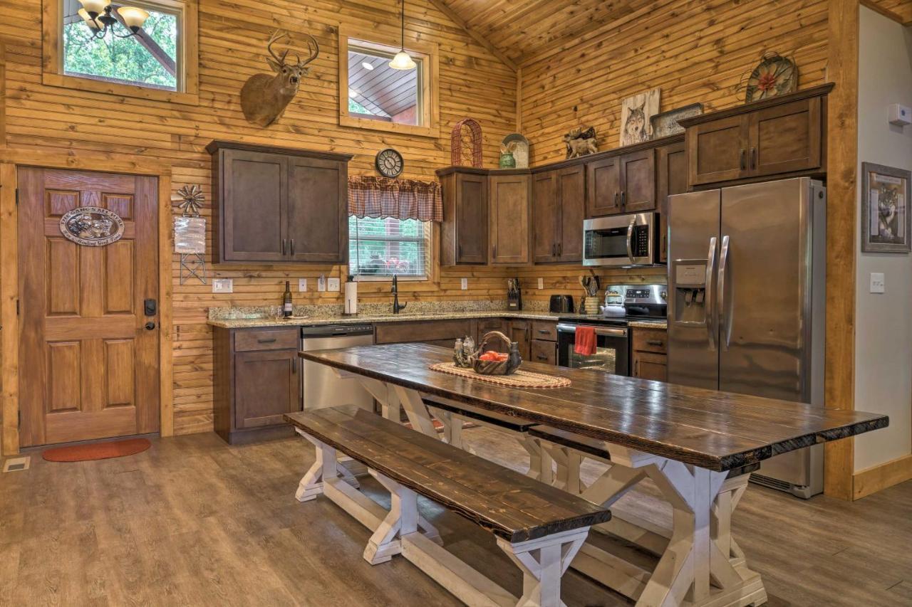 Branson West Cabin With Pool Access And Golfing Екстериор снимка
