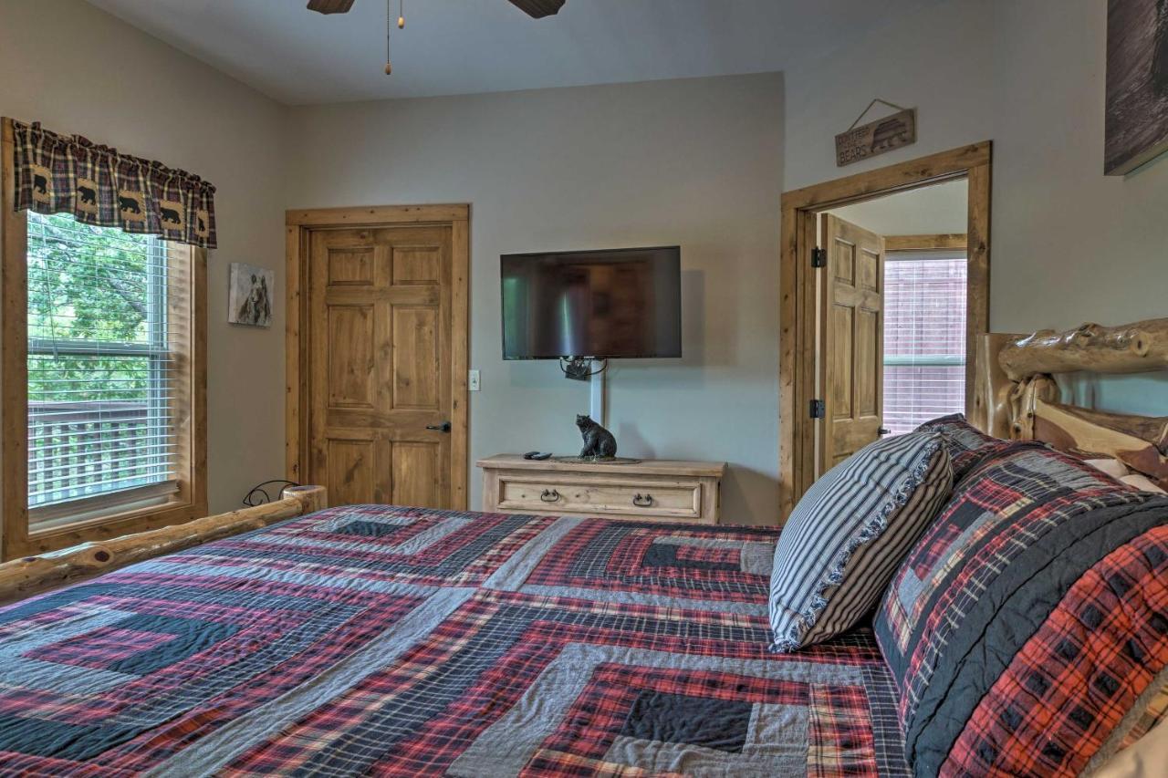 Branson West Cabin With Pool Access And Golfing Екстериор снимка