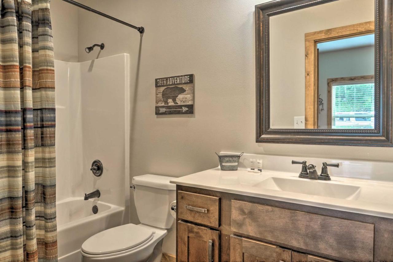 Branson West Cabin With Pool Access And Golfing Екстериор снимка