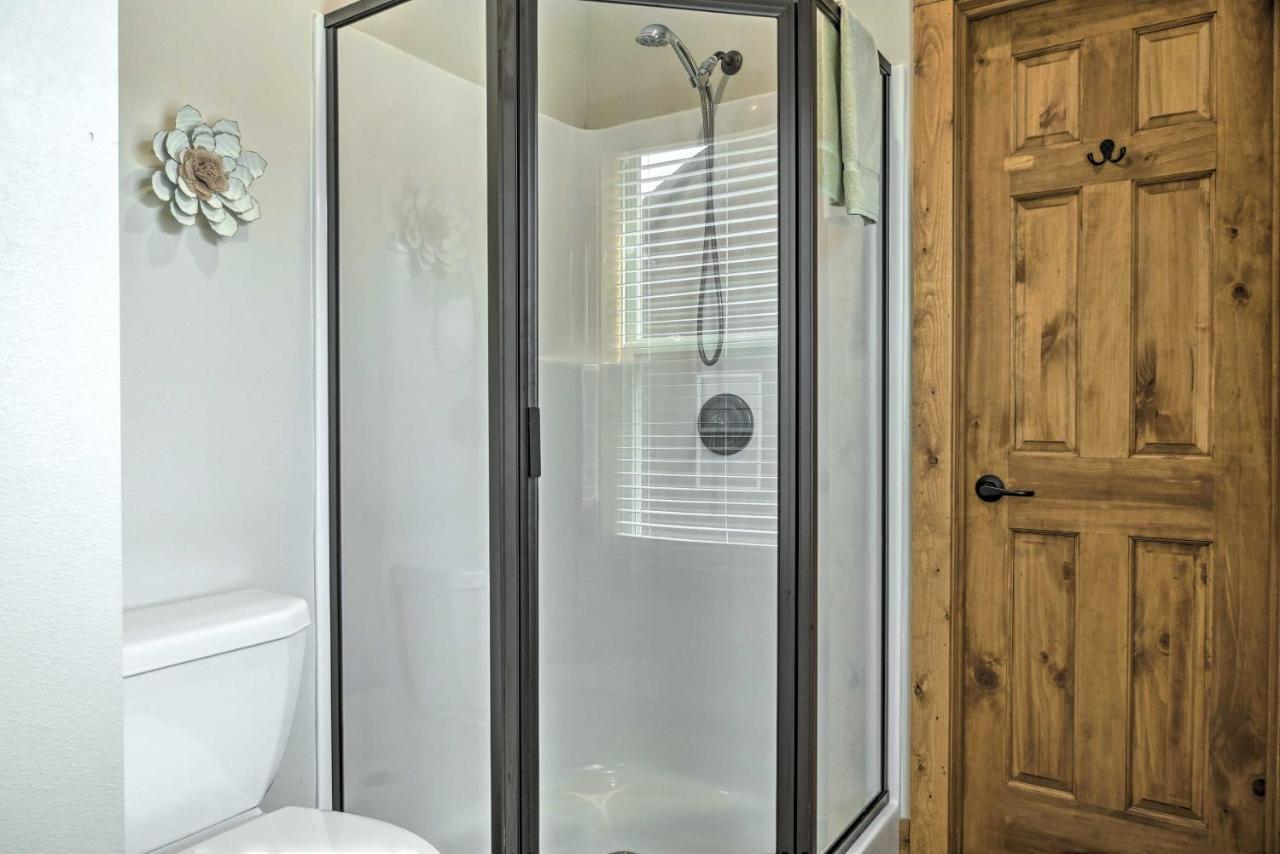 Branson West Cabin With Pool Access And Golfing Екстериор снимка