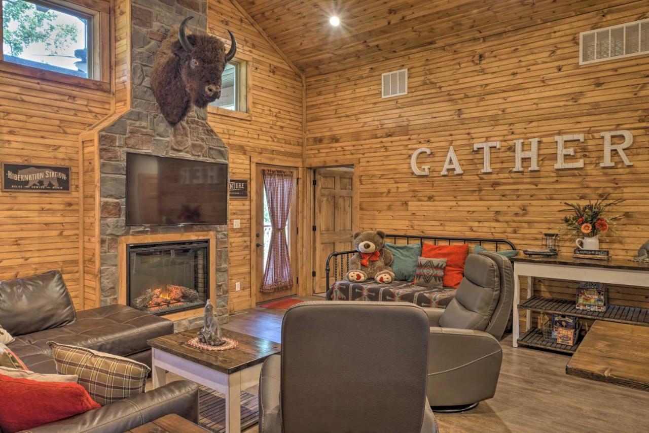Branson West Cabin With Pool Access And Golfing Екстериор снимка