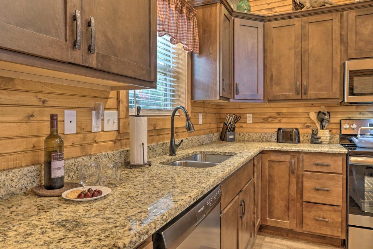 Branson West Cabin With Pool Access And Golfing Екстериор снимка
