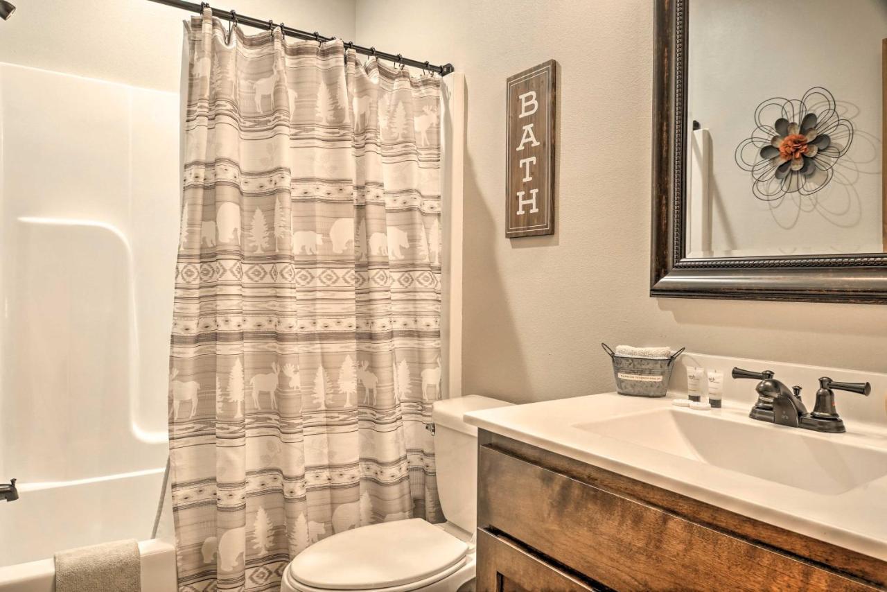 Branson West Cabin With Pool Access And Golfing Екстериор снимка